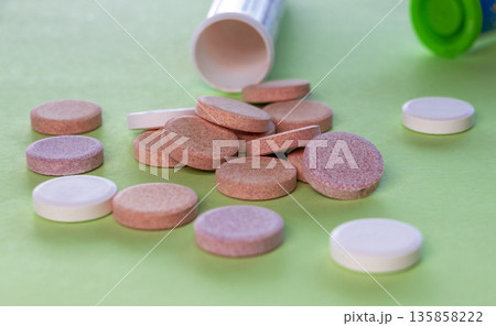 round effervescent tablets on green background 135858222