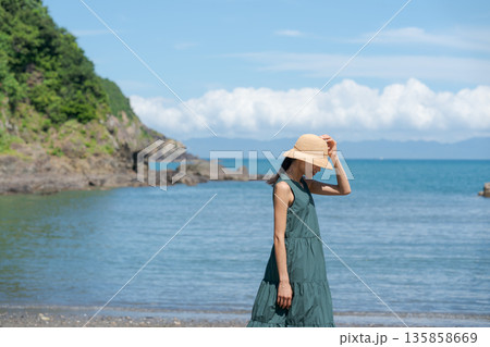 海辺を歩く女性 135858669