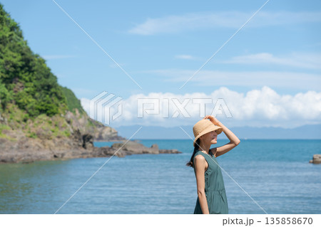海辺を歩く女性 135858670