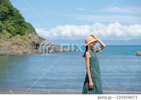 海辺を歩く女性 海辺を歩く女性 135858671