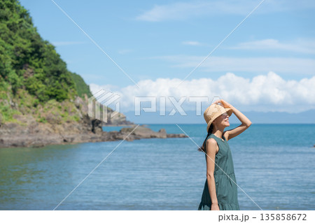 海辺を歩く女性 135858672