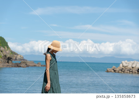 海辺を歩く女性 海辺を歩く女性 135858673