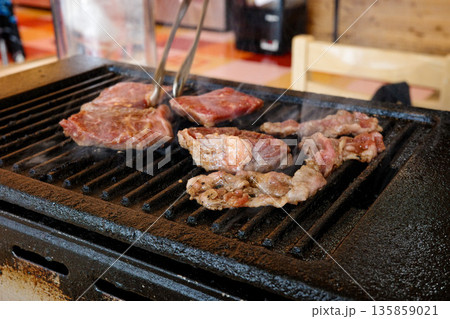 バーベキューで焼いた肉 135859021
