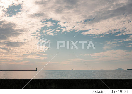 海に沈む夕日 135859121