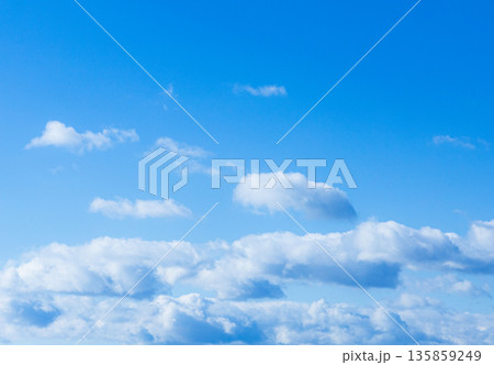 爽やかな青空と雲のシンプルな風景 135859249