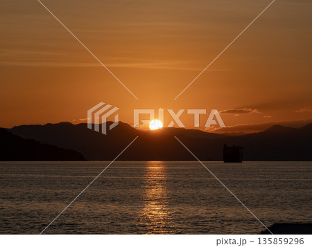 海に沈む夕日 135859296
