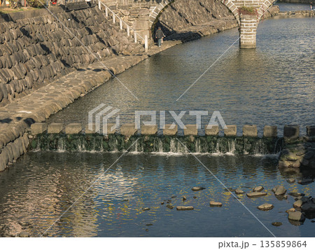 水面に映る石橋 135859864