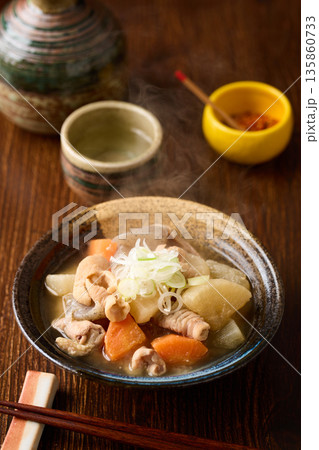 皿に盛り付けたモツ煮込み 135860733