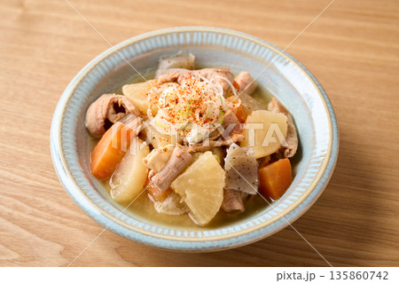 皿に盛り付けたモツ煮込み 皿に盛り付けたモツ煮込み 135860742