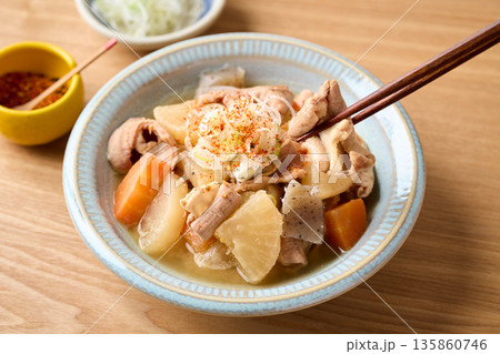 皿に盛り付けたモツ煮込み 皿に盛り付けたモツ煮込み 135860746