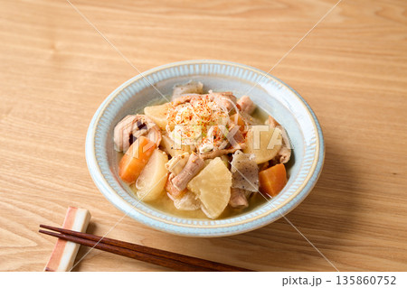 皿に盛り付けたモツ煮込み 135860752