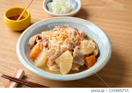 皿に盛り付けたモツ煮込み 皿に盛り付けたモツ煮込み 135860755