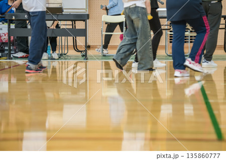 【保育園の運動会　演技終了で解散】 135860777