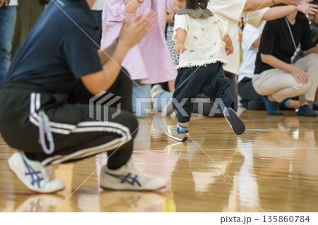 【保育園の運動会 障害物競走】 【保育園の運動会 障害物競走】 135860784