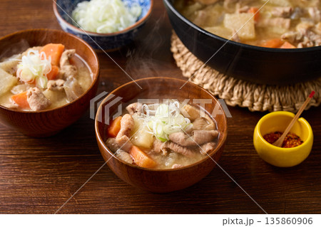 お椀に盛り付けたモツ煮込み 135860906