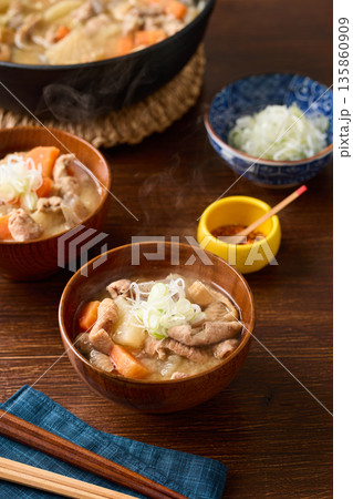 お椀に盛り付けたモツ煮込み 135860909