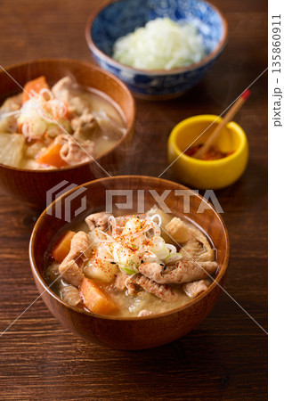お椀に盛り付けたモツ煮込み お椀に盛り付けたモツ煮込み 135860911