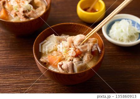 お椀に盛り付けたモツ煮込み 135860913