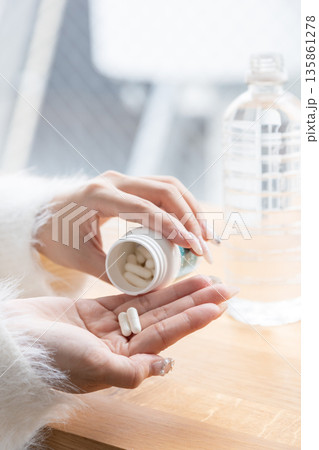 サプリメントを摂る 135861278