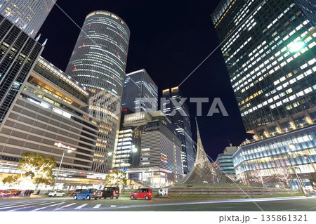【愛知県】名古屋駅前の夜景（JRセントラルタワーズ） 135861321