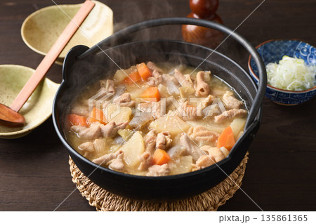 鉄鍋で煮込んだモツ煮込み 鉄鍋で煮込んだモツ煮込み 135861365