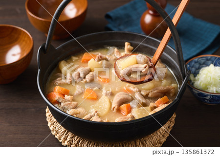 鉄鍋で煮込んだモツ煮込み 鉄鍋で煮込んだモツ煮込み 135861372