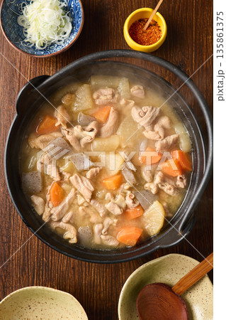 鉄鍋で煮込んだモツ煮込み 135861375