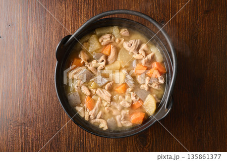 鉄鍋で煮込んだモツ煮込み 鉄鍋で煮込んだモツ煮込み 135861377