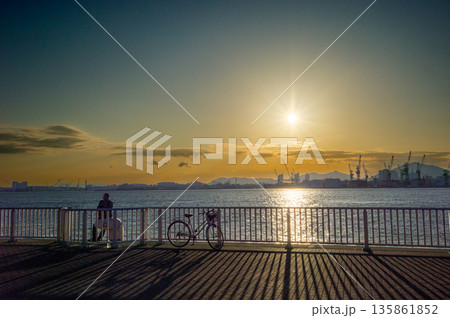 ポーアイのしおさい公園側からの夕景、神戸市、日本 ポーアイのしおさい公園側からの夕景、神戸市、日本 135861852