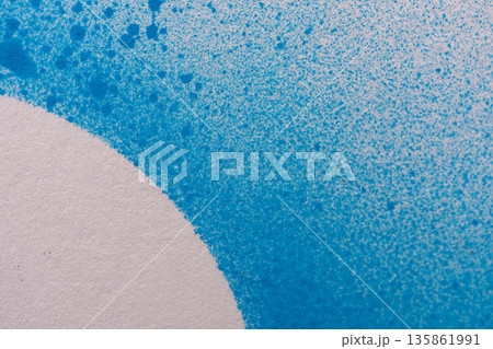 青色のスプレー塗料で塗った背景 135861991