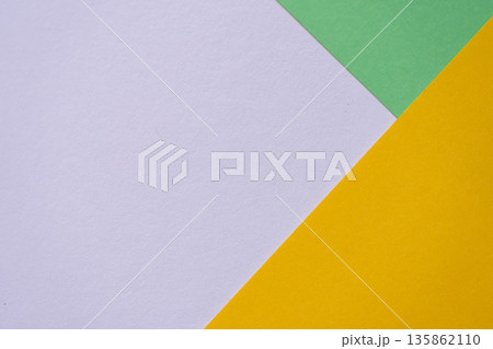 緑色と黄色と白色の画用紙 緑色と黄色と白色の画用紙 135862110