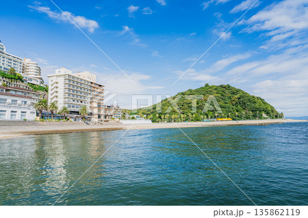 蒲郡市の西浦海水浴場周辺の風景(愛知県) 135862119