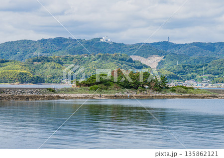 蒲郡市の西浦にある松島の風景(愛知県) 蒲郡市の西浦にある松島の風景(愛知県) 135862121