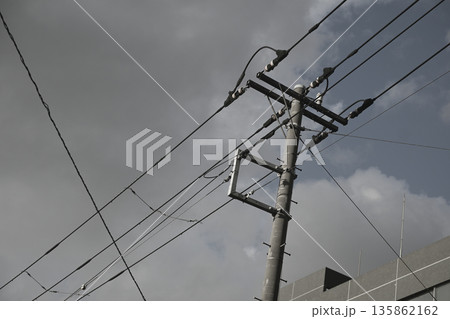 電信柱　電柱 135862162