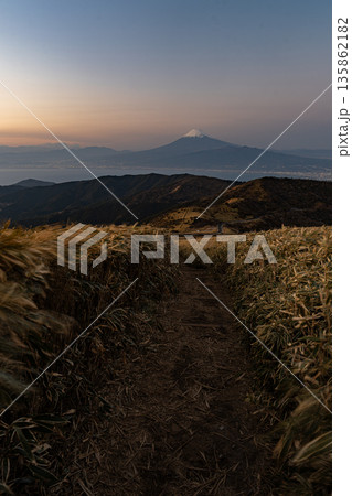 山の上から眺める夕暮れの富士山 山の上から眺める夕暮れの富士山 135862182