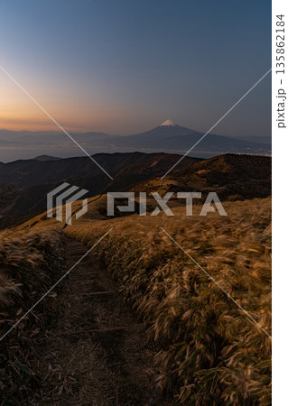 山の上から眺める夕暮れの富士山 山の上から眺める夕暮れの富士山 135862184