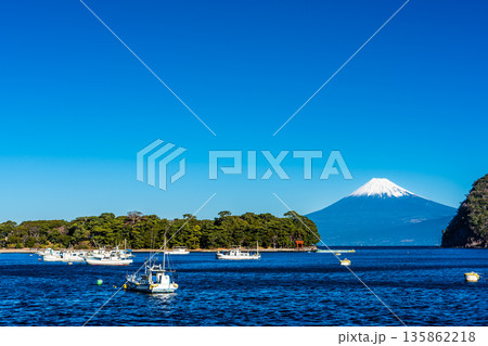 富士見海岸通りからの富士山【静岡県沼津市】 135862218