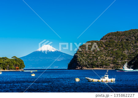 富士見海岸通りからの富士山【静岡県沼津市】 135862227