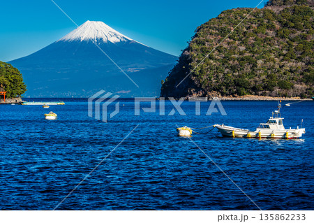富士見海岸通りからの富士山【静岡県沼津市】 135862233