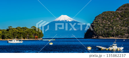 富士見海岸通りからの富士山　パノラマ【静岡県沼津市】 135862237