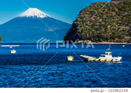 富士見海岸通りからの富士山【静岡県沼津市】 135862239