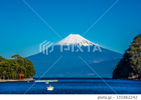 富士見海岸通りからの富士山【静岡県沼津市】 135862242
