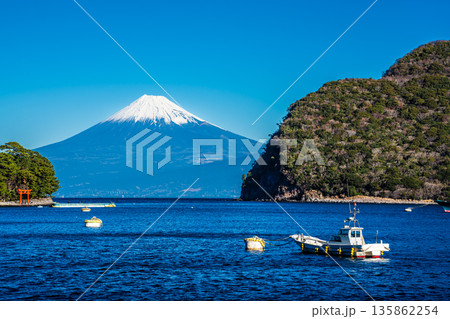 富士見海岸通りからの富士山【静岡県沼津市】 135862254
