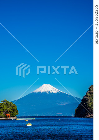 富士見海岸通りからの富士山【静岡県沼津市】 135862255
