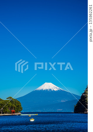 富士見海岸通りからの富士山【静岡県沼津市】 135862261