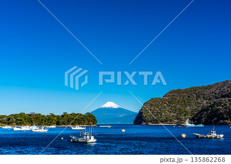 富士見海岸通りからの富士山【静岡県沼津市】 富士見海岸通りからの富士山【静岡県沼津市】 135862268