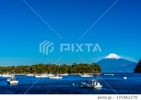 富士見海岸通りからの富士山【静岡県沼津市】 135862270