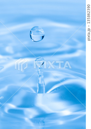 水しぶきのアクションショット 135862390
