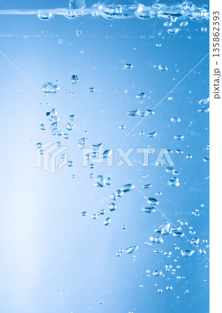 水を注ぐ 水を注ぐ 135862393