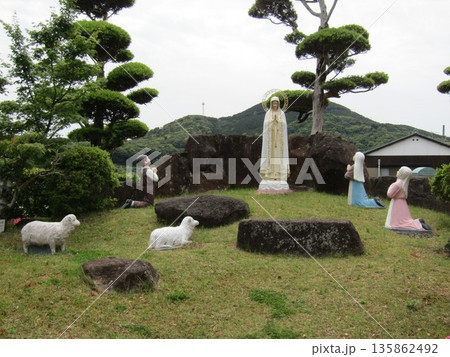 長崎県平戸市紐差町、東洋でも指折りのロマネスク様式の教会、カトリック紐差教会にあるファチマの聖母像 135862492
